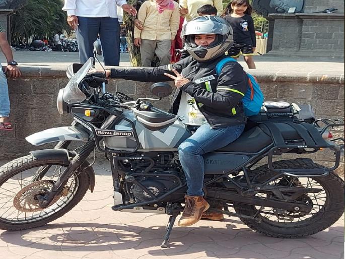 Prajakta Ghodke record of 480 km journey in 17 hours by bike | दुचाकीवरुन 'ती'ने सतरा तासांत केले अष्टविनायक दर्शन, दिला 'बेटी बचाओ; बेटी पढाओ'चा संदेश Prajakta Ghodke record of 480 km journey in 17 hours by bike | दुचाकीवरुन 'ती'ने सतरा तासांत केले अष्टविनायक दर्शन, दिला 'बेटी बचाओ; बेटी पढाओ'चा संदेश