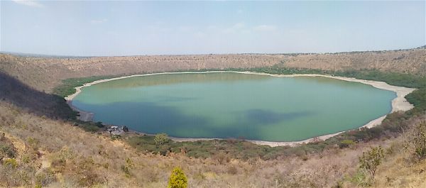 Lonar crater water lavel reduced | लोणार सरोवराच्या जलपातळीतही झपाट्याने घट Lonar crater water lavel reduced | लोणार सरोवराच्या जलपातळीतही झपाट्याने घट