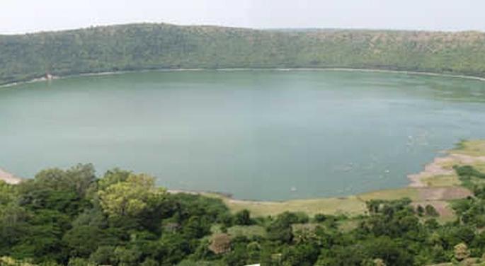 Handpicking machine is a priority for drawing crazy acacia around the Lonar lake | लोणार सरोवरातील वेडी बाभूळ काढण्यास हॅन्डपिकींग मशिनला प्राधान्य Handpicking machine is a priority for drawing crazy acacia around the Lonar lake | लोणार सरोवरातील वेडी बाभूळ काढण्यास हॅन्डपिकींग मशिनला प्राधान्य