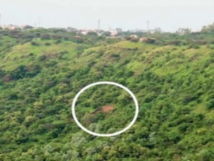 Shocks major landslides on the banks of Lonar Lake Damage due to heavy vehicles | लाेणार सरोवराच्या कडांना धक्के, मोठे भूस्खलन; अवजड वाहनांच्या गतीमुळे क्षती Shocks major landslides on the banks of Lonar Lake Damage due to heavy vehicles | लाेणार सरोवराच्या कडांना धक्के, मोठे भूस्खलन; अवजड वाहनांच्या गतीमुळे क्षती