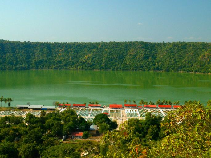 Remove the slum causing Lonar lake pollution | लोणार सरोवर प्रदूषणास कारणीभूत झोपडपट्टी हटवा Remove the slum causing Lonar lake pollution | लोणार सरोवर प्रदूषणास कारणीभूत झोपडपट्टी हटवा