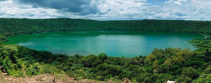 ST corporation excavation in development of Lonar tourism | लोणारच्या पर्यटन विकासात एसटी महामंडळाचा खोडा; शहरात आगारच नाही ST corporation excavation in development of Lonar tourism | लोणारच्या पर्यटन विकासात एसटी महामंडळाचा खोडा; शहरात आगारच नाही