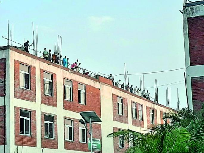 The 'Quarantine' center or the picnic spot? : Farce of 'social distance' | 'क्वारंटाईन'केंद्र की 'पिकनिक'चे स्थळ? : 'सोशल डिस्टन्सिंग'चा फज्जा The 'Quarantine' center or the picnic spot? : Farce of 'social distance' | 'क्वारंटाईन'केंद्र की 'पिकनिक'चे स्थळ? : 'सोशल डिस्टन्सिंग'चा फज्जा