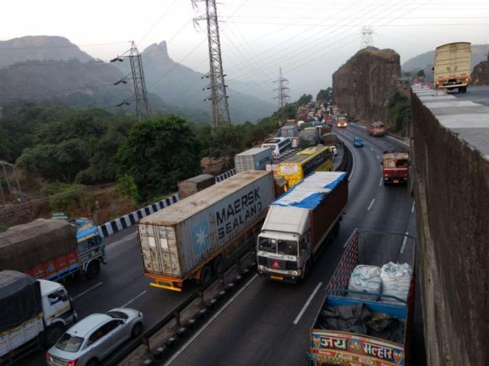 traffic jam at mumbai pune express way due to golden hours | एक्सप्रेस वेवर वाहनांच्या लांबच लांब रांगा, गोल्डन अवर्समुळे वाहतुकीचा वेग मंदावला traffic jam at mumbai pune express way due to golden hours | एक्सप्रेस वेवर वाहनांच्या लांबच लांब रांगा, गोल्डन अवर्समुळे वाहतुकीचा वेग मंदावला