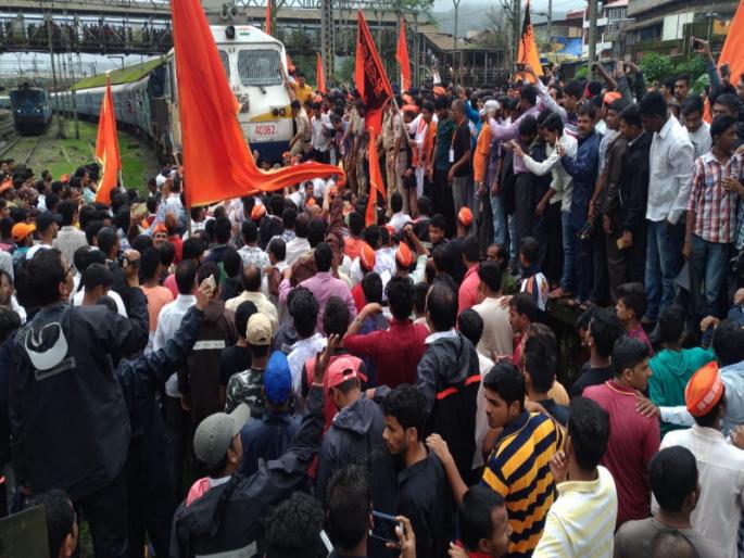 Maratha movement activists stopped the train in Lonavla | लोणावळ्यात मराठा आंदोलनकर्त्यांनी रेल्वे रोखली Maratha movement activists stopped the train in Lonavla | लोणावळ्यात मराठा आंदोलनकर्त्यांनी रेल्वे रोखली