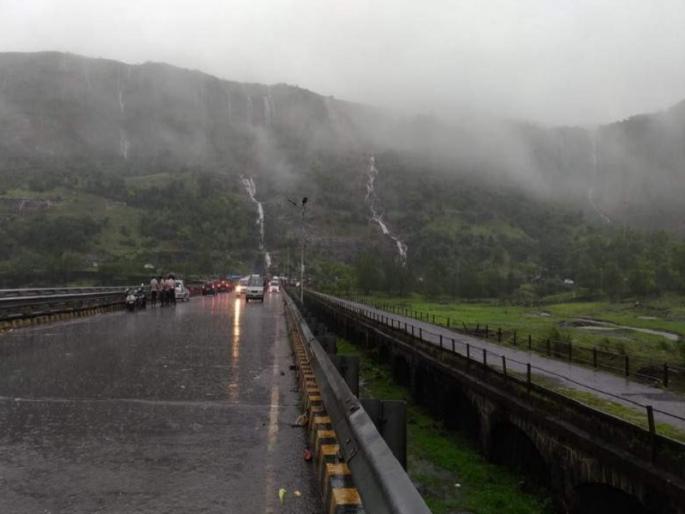 Heavy rain in Lonavala! As much as 106 mm of rain was recorded in four hours; Water on the road | लोणावळ्यात ढगांचा गडगडाटासह जोरदार सरी! चार तासात तब्बल १०६ मिमी पावसाची नोंद Heavy rain in Lonavala! As much as 106 mm of rain was recorded in four hours; Water on the road | लोणावळ्यात ढगांचा गडगडाटासह जोरदार सरी! चार तासात तब्बल १०६ मिमी पावसाची नोंद