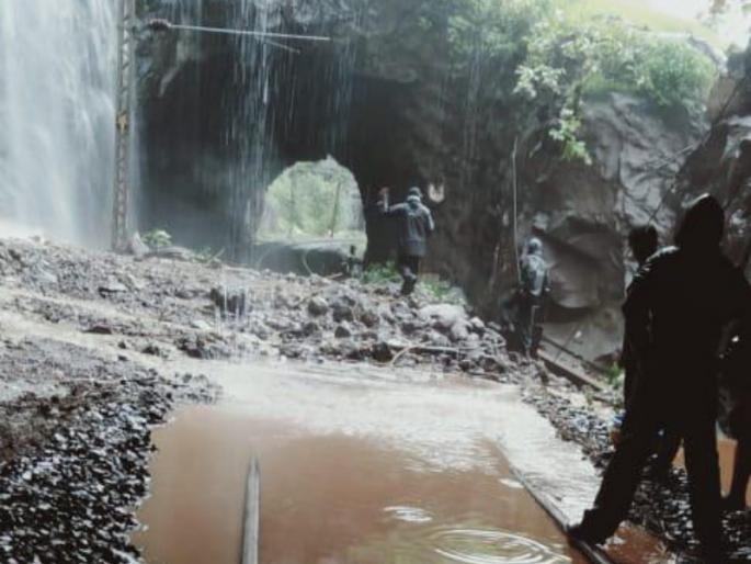 Mumbai-Pune railway line collapses: Railway coming to Pune has stopped | मुंबई -पुणे रेल्वे मार्गावर दरड कोसळली : पुण्याकडे येणार्या रेल्वे थांबविल्या Mumbai-Pune railway line collapses: Railway coming to Pune has stopped | मुंबई -पुणे रेल्वे मार्गावर दरड कोसळली : पुण्याकडे येणार्या रेल्वे थांबविल्या