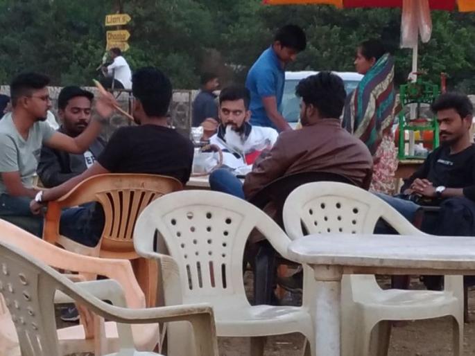 Hookika's smoke is coming out openly at Lions Point in Lonavla | लोणावळ्यातील लायन्स पॉइंटवर खुलेआम निघतोय हुक्क्याचा धूर Hookika's smoke is coming out openly at Lions Point in Lonavla | लोणावळ्यातील लायन्स पॉइंटवर खुलेआम निघतोय हुक्क्याचा धूर