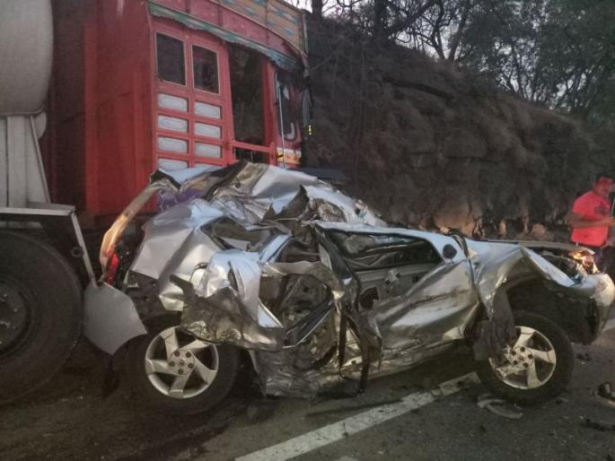 Car and Truck accident on Mumbai-Pune Expressway, One person injured | मुंबई-पुणे एक्सप्रेस वेवर कार व ट्रकचा अपघात, 1 जण गंभीर जखमी Car and Truck accident on Mumbai-Pune Expressway, One person injured | मुंबई-पुणे एक्सप्रेस वेवर कार व ट्रकचा अपघात, 1 जण गंभीर जखमी