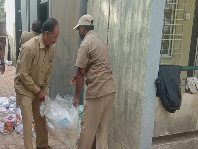 350 kg of plastic bags seized in Lonavla: 200 shops inspection | लोणावळ्यात ३५० किलो प्लास्टिक पिशव्या जप्त :२०० दुकानांची तपासणी 350 kg of plastic bags seized in Lonavla: 200 shops inspection | लोणावळ्यात ३५० किलो प्लास्टिक पिशव्या जप्त :२०० दुकानांची तपासणी