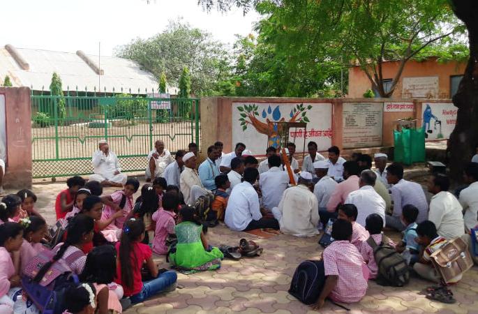 On the first day of the school, the villagers resorted to the school lolloop, the type of Solapur district | शाळेच्या पहिल्या दिवशीच ग्रामस्थांनी शाळेला लावले कुलूप, सोलापूर जिल्ह्यातील प्रकार On the first day of the school, the villagers resorted to the school lolloop, the type of Solapur district | शाळेच्या पहिल्या दिवशीच ग्रामस्थांनी शाळेला लावले कुलूप, सोलापूर जिल्ह्यातील प्रकार