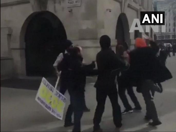 khalistanis attacked a number of british indians in london | Video : लंडनमध्ये खलिस्तानी समर्थकांचा भारतीयांवर हल्ला khalistanis attacked a number of british indians in london | Video : लंडनमध्ये खलिस्तानी समर्थकांचा भारतीयांवर हल्ला