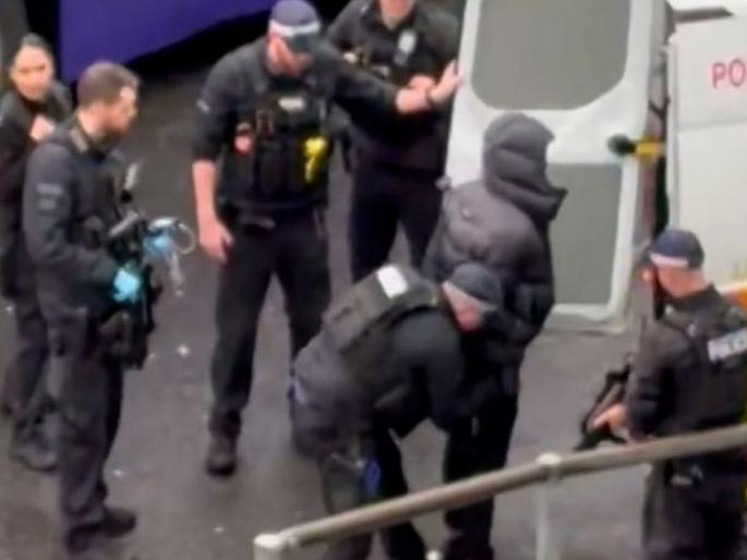 London Heathrow Airport pepper spray assault: Passengers attacked with pepper spray, stir at London airport, suspect absconding | मिरची स्प्रेद्वारे प्रवाशांवर हल्ला, लंडनमधील विमानतळावर खळबळ, संशयित आरोपी फरार London Heathrow Airport pepper spray assault: Passengers attacked with pepper spray, stir at London airport, suspect absconding | मिरची स्प्रेद्वारे प्रवाशांवर हल्ला, लंडनमधील विमानतळावर खळबळ, संशयित आरोपी फरार