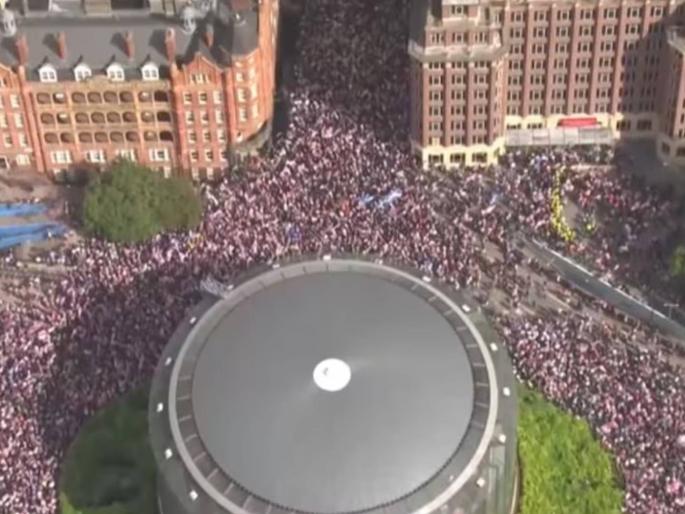 More than 100,000 anti-immigration protesters take to the streets in London, several police officers attacked | लंडनमध्ये १ लाखाहून अधिक स्थलांतर विरोधी आंदोलक रस्त्यावर उतरले, अनेक पोलिसांवर हल्ला More than 100,000 anti-immigration protesters take to the streets in London, several police officers attacked | लंडनमध्ये १ लाखाहून अधिक स्थलांतर विरोधी आंदोलक रस्त्यावर उतरले, अनेक पोलिसांवर हल्ला