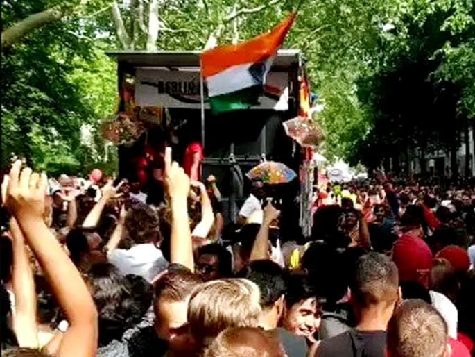 Bhojpuri song Jila Top Lagelu gets the British jamming on london streets watch viral video | लंडनच्या रस्त्यावर भोजपुरी गाण्यावर गोऱ्यांचा झिंगाट डान्स, व्हिडीओ व्हायरल