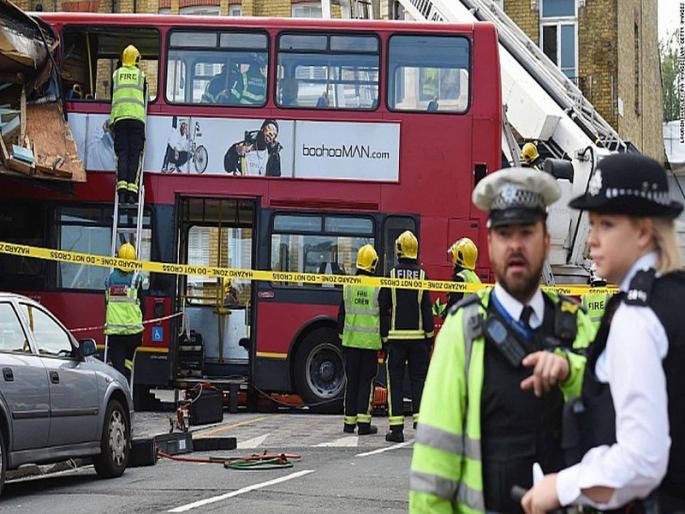 Double penetration double-decker buses | इमारतीत घुसली डबलडेकर बस