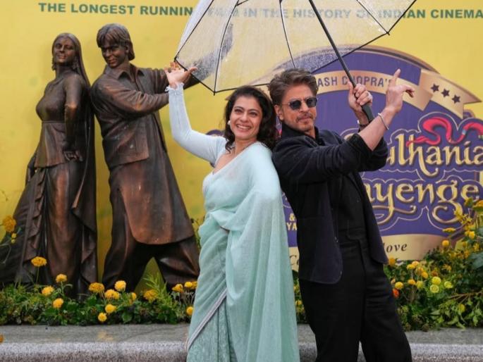London Leicester Square shahrukh khan kajol celebrates 30 years of ddlj | DDLJ ला ३० वर्ष पूर्ण! राज-सिमरनच्या ब्राँझ पुतळ्याचं लंडनमध्ये अनावरण; शाहरुख-काजोलच्या आनंदाला उधाण London Leicester Square shahrukh khan kajol celebrates 30 years of ddlj | DDLJ ला ३० वर्ष पूर्ण! राज-सिमरनच्या ब्राँझ पुतळ्याचं लंडनमध्ये अनावरण; शाहरुख-काजोलच्या आनंदाला उधाण