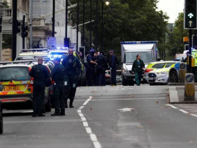 Car caught a pedestrian near the Natural History Museum in London | लंडनच्या नॅचरल हिस्ट्री म्युझियमजवळ कारने पादचा-यांना दिली धडक, एकाला अटक Car caught a pedestrian near the Natural History Museum in London | लंडनच्या नॅचरल हिस्ट्री म्युझियमजवळ कारने पादचा-यांना दिली धडक, एकाला अटक