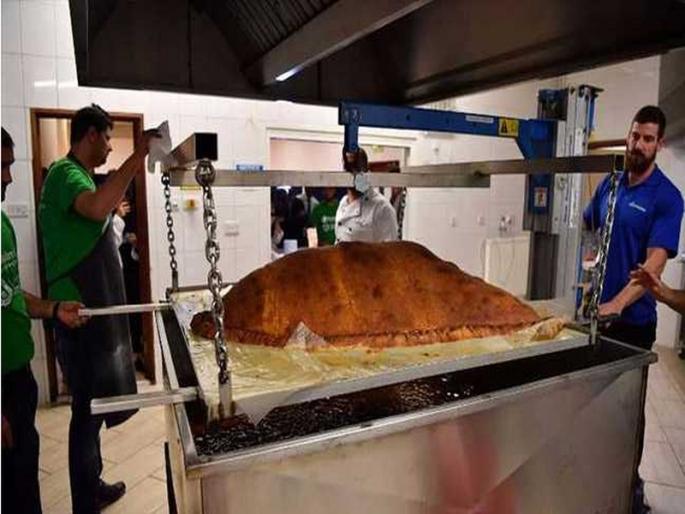 Above! Samosa weighing 153 kg in London's mosque | अबब! लंडनच्या मशिदीत तयार केला तब्बल 153 किलो वजनाचा समोसा