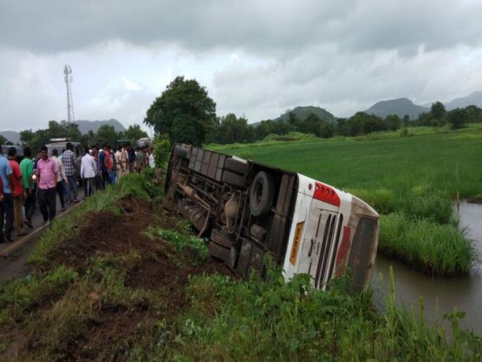 dapoli pune shivshahi bus accident near lonere 31 passengers injured | दापोली-पुणे शिवशाही बसला लोणेरेजवळ अपघात, 31 प्रवासी जखमी dapoli pune shivshahi bus accident near lonere 31 passengers injured | दापोली-पुणे शिवशाही बसला लोणेरेजवळ अपघात, 31 प्रवासी जखमी