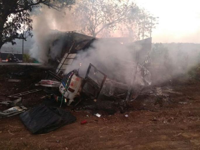 Five people die in a major accident in Lonare on Mumbai-Goa highway | मुंबई-गोवा महामार्गावर लोणेरे येथे भीषण अपघातात 5 जणांचा मृत्यू Five people die in a major accident in Lonare on Mumbai-Goa highway | मुंबई-गोवा महामार्गावर लोणेरे येथे भीषण अपघातात 5 जणांचा मृत्यू