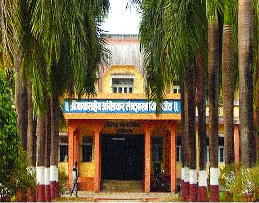 agitation get aggravated signs of employee | लोणेरेतील पेट्रोकेमिकल संस्थेच्या कर्मचाऱ्यांचे आंदोलन चिघळण्याची चिन्हे