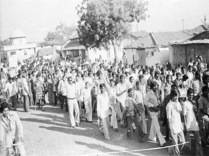 Namantar Andolan: ... and the mother throws the girl in front of the Chief Minister's car; read stories from Namantar Andolan | Namantar Andolan : ...अन् मातेने मुलीला मुख्यमंत्र्यांच्या गाडीसमोर फेकले, वाचा नामांतर आंदोलनातील लक्षवेधक घटना Namantar Andolan: ... and the mother throws the girl in front of the Chief Minister's car; read stories from Namantar Andolan | Namantar Andolan : ...अन् मातेने मुलीला मुख्यमंत्र्यांच्या गाडीसमोर फेकले, वाचा नामांतर आंदोलनातील लक्षवेधक घटना