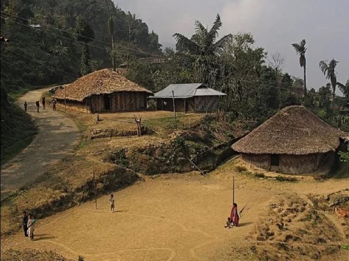 Unique village in India Longwa village where people crosses borders without visa | 'या' अनोख्या गावाचा प्रमुख जेवतो एका देशात आणि झोपतो दुसऱ्या देशात! Unique village in India Longwa village where people crosses borders without visa | 'या' अनोख्या गावाचा प्रमुख जेवतो एका देशात आणि झोपतो दुसऱ्या देशात!