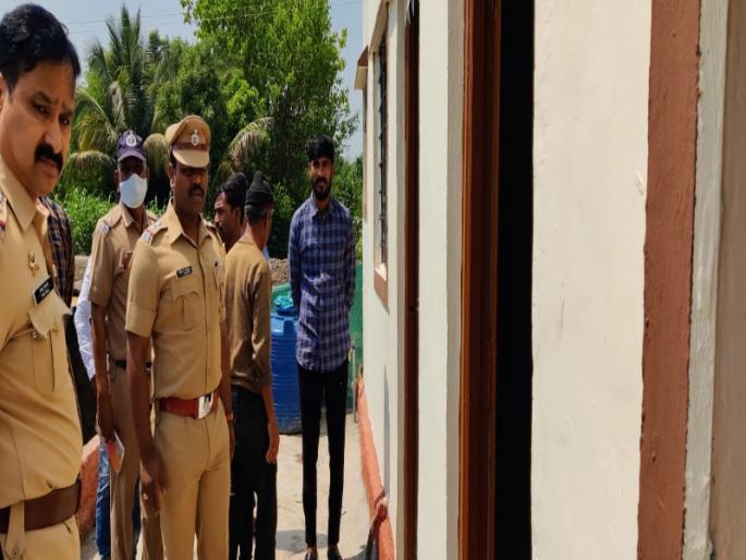 Husband and wife broke into a house in Pune and robbed Woman seriously injured in robbery | पुण्यात घरात घुसून पती - पत्नीला लुटले; दरोडेखोरांच्या हल्ल्यात महिला गंभीर जखमी Husband and wife broke into a house in Pune and robbed Woman seriously injured in robbery | पुण्यात घरात घुसून पती - पत्नीला लुटले; दरोडेखोरांच्या हल्ल्यात महिला गंभीर जखमी