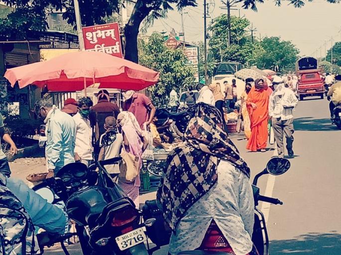 Fuzz of physical distance in the butter area; Citizens' carefree behavior | लोणी परिसरात फिजीकल डिस्टन्सिंगचा फज्जा; नागरिकांचा बिनधास्त वावर Fuzz of physical distance in the butter area; Citizens' carefree behavior | लोणी परिसरात फिजीकल डिस्टन्सिंगचा फज्जा; नागरिकांचा बिनधास्त वावर