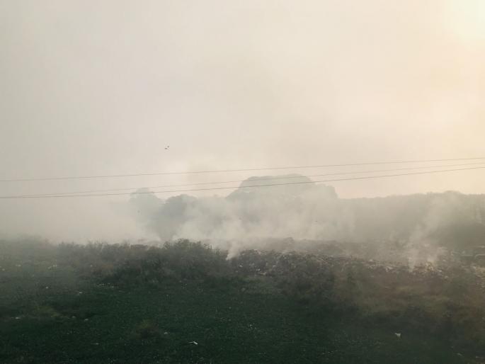 Massive fire breaks out in garbage dumped in Mula-Mutha riverbed in Loni Kalbhor area; Citizens suffer from smoke for 2 days | लोणी काळभोर परिसरात मुळा-मुठा नदीच्या पात्रात टाकण्यात येणाऱ्या कचऱ्याला भीषण आग; २ दिवस धुराने नागरिक त्रस्त Massive fire breaks out in garbage dumped in Mula-Mutha riverbed in Loni Kalbhor area; Citizens suffer from smoke for 2 days | लोणी काळभोर परिसरात मुळा-मुठा नदीच्या पात्रात टाकण्यात येणाऱ्या कचऱ्याला भीषण आग; २ दिवस धुराने नागरिक त्रस्त