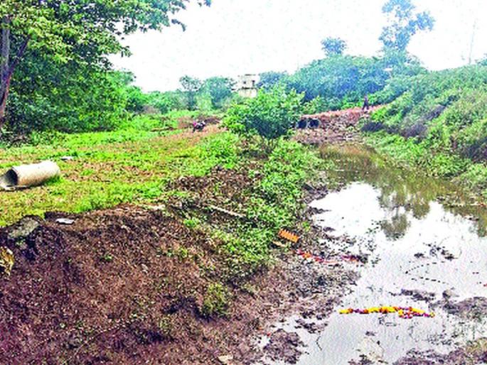 In the funeral; Dysfunction in the area of sowing the cemetery | अंत्यविधीही दुर्गंधीमय वातावरणात; पेरणेच्या स्मशानभूमी परिसरात अस्वच्छता In the funeral; Dysfunction in the area of sowing the cemetery | अंत्यविधीही दुर्गंधीमय वातावरणात; पेरणेच्या स्मशानभूमी परिसरात अस्वच्छता
