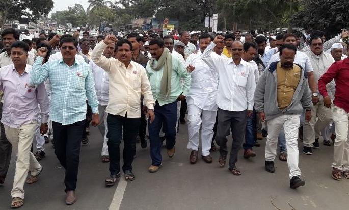 Farmers' self-doubt started in Loni-radhakrishna vikhe patil village | विरोधी पक्षनेते विखे यांच्या लोणीत शेतक-यांचा आत्मक्लेश सुरु Farmers' self-doubt started in Loni-radhakrishna vikhe patil village | विरोधी पक्षनेते विखे यांच्या लोणीत शेतक-यांचा आत्मक्लेश सुरु