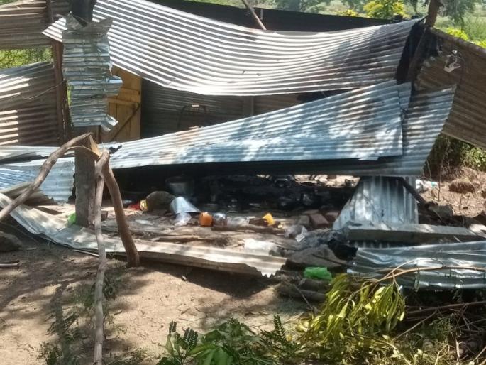 Fighting broke out in two groups at Loni, five houses were also burnt, five seriously | लोणी येथे दोन गटात हाणामारी, पाच घरेही जाळली, पाच गंभीर Fighting broke out in two groups at Loni, five houses were also burnt, five seriously | लोणी येथे दोन गटात हाणामारी, पाच घरेही जाळली, पाच गंभीर
