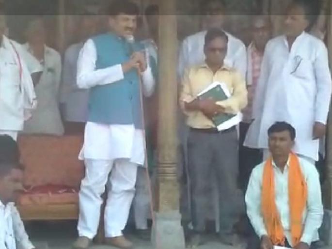 Guardian Minister Lonikar's uses abusive language during drought visit tour in Jalana | 'तोंड काळ करायला ये पुढ पटकन...';दुष्काळ पाहणी दौऱ्यात पालकमंत्री लोणीकरांची जीभ घसरली Guardian Minister Lonikar's uses abusive language during drought visit tour in Jalana | 'तोंड काळ करायला ये पुढ पटकन...';दुष्काळ पाहणी दौऱ्यात पालकमंत्री लोणीकरांची जीभ घसरली