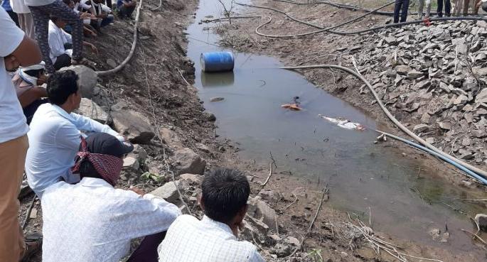 Farmer father-son dies due to electric shock | कृषीपंप सरकविण्यासाठी गेलेल्या शेतकरी पिता-पुत्राचा शॉक लागून मृत्यू