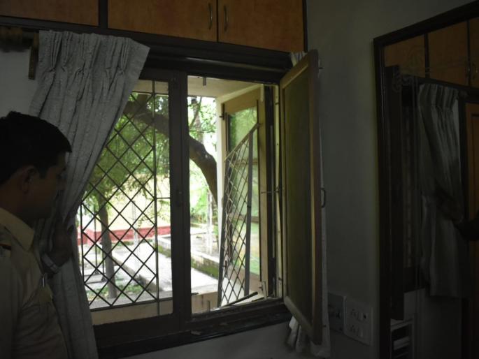 Entry into the bungalow by cutting the windows, stole 106 tolas of gold belonging to the entrepreneur in Chhatrapati Sambhajinagar | खिडकीचे गज कापून बंगल्यात प्रवेश, उद्योजकाचे तब्बल १०६ तोळे सोने नेले चोरुन Entry into the bungalow by cutting the windows, stole 106 tolas of gold belonging to the entrepreneur in Chhatrapati Sambhajinagar | खिडकीचे गज कापून बंगल्यात प्रवेश, उद्योजकाचे तब्बल १०६ तोळे सोने नेले चोरुन