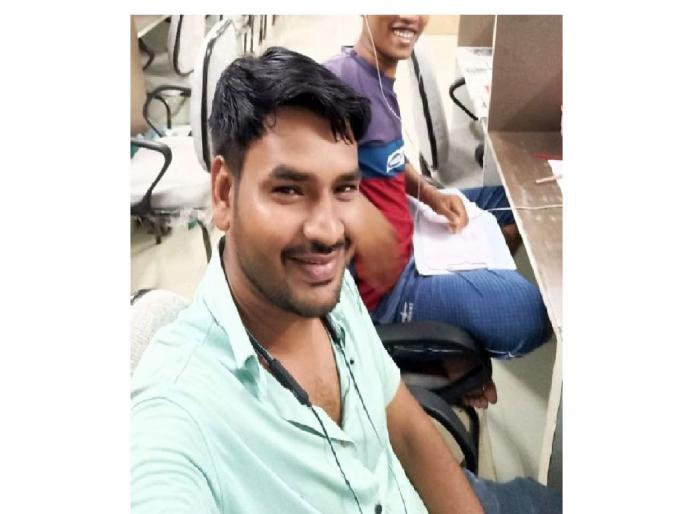 Attendant Bandu Bhalekar becomes 'PSI' by clearing MPSC exam | मान गये गुरू...! परिचर तरुणाच्या मेहनतीला यश; ‘पीएसआय’चं स्वप्न केलं साकार Attendant Bandu Bhalekar becomes 'PSI' by clearing MPSC exam | मान गये गुरू...! परिचर तरुणाच्या मेहनतीला यश; ‘पीएसआय’चं स्वप्न केलं साकार