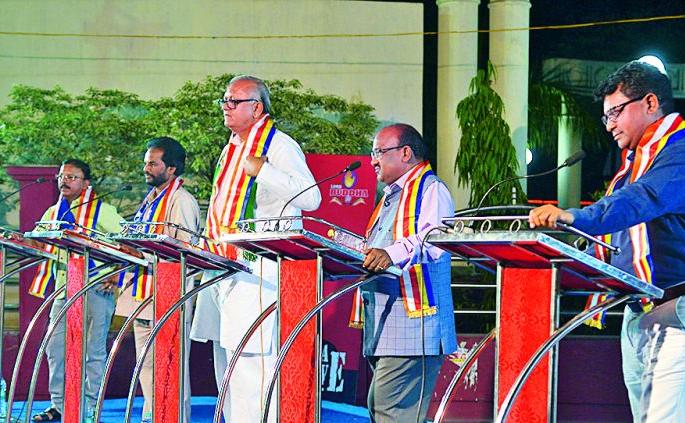 The Ambedkar community should not be interspersed with the Congress-BJP | आंबेडकरी समाजाने काँग्रेस-भाजपमागे फरफटत जाऊ नये The Ambedkar community should not be interspersed with the Congress-BJP | आंबेडकरी समाजाने काँग्रेस-भाजपमागे फरफटत जाऊ नये