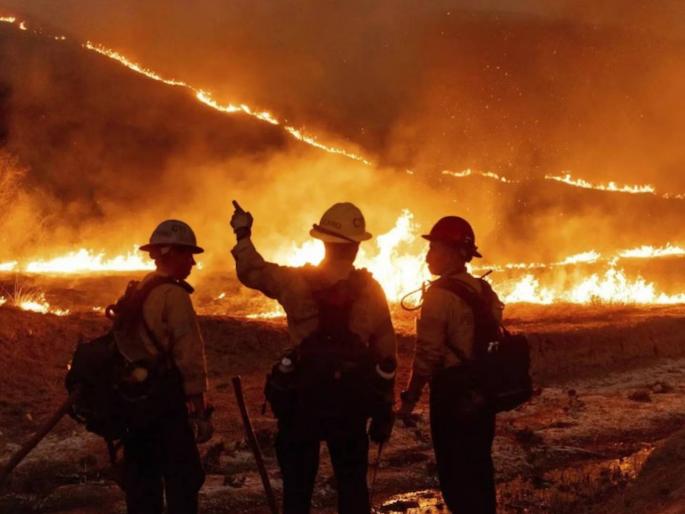 Costliest disaster in American history! 40,000 acres damaged, property worth more than the budget of Uttar Pradesh-Bihar burnt to ashes | अमेरिकेच्या इतिहासातील महागडी दुर्घटना! ४० हजार एकरात नुकसान, उत्तर प्रदेश-बिहारच्या बजेटपेक्षा जास्त किमतीची मालमत्ता जळून खाक Costliest disaster in American history! 40,000 acres damaged, property worth more than the budget of Uttar Pradesh-Bihar burnt to ashes | अमेरिकेच्या इतिहासातील महागडी दुर्घटना! ४० हजार एकरात नुकसान, उत्तर प्रदेश-बिहारच्या बजेटपेक्षा जास्त किमतीची मालमत्ता जळून खाक