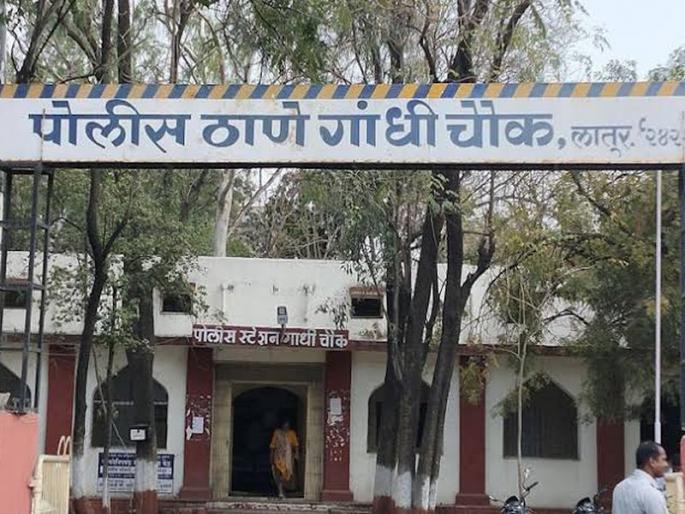 A policeman's suicide attempt in Latur was shot in the head; Admitted to a private hospital | डोक्यात गोळी झाडून लातुरात पोलिसाचा आत्महत्येचा प्रयत्न; खासगी रुग्णालयात दाखल A policeman's suicide attempt in Latur was shot in the head; Admitted to a private hospital | डोक्यात गोळी झाडून लातुरात पोलिसाचा आत्महत्येचा प्रयत्न; खासगी रुग्णालयात दाखल