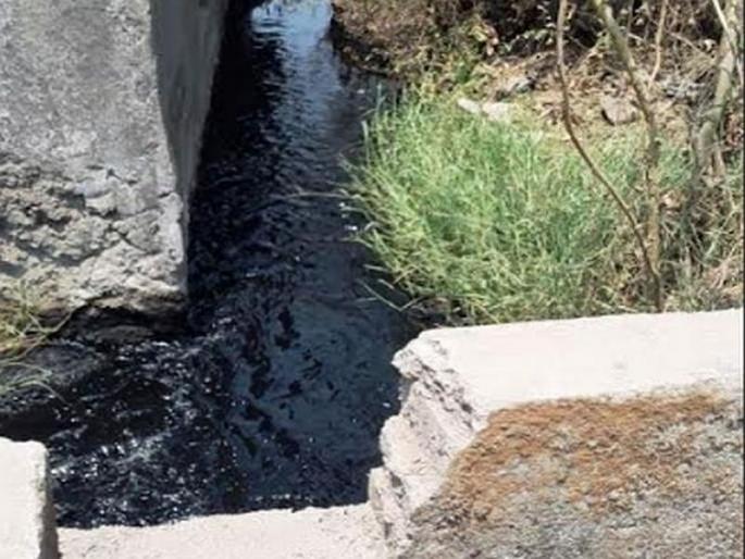 The drainage channel breaks into black, blue water | ड्रेनेजची वाहिनी तुटल्याने काळे, निळे पाणी गटारात: संजय भोसले The drainage channel breaks into black, blue water | ड्रेनेजची वाहिनी तुटल्याने काळे, निळे पाणी गटारात: संजय भोसले