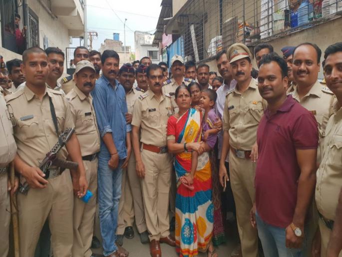 The lost child was found after four hours in toilet | हरवलेला झालेला चिमुरडा तब्बल चार तासांनी शौचालयात सापडला सुखरुप The lost child was found after four hours in toilet | हरवलेला झालेला चिमुरडा तब्बल चार तासांनी शौचालयात सापडला सुखरुप