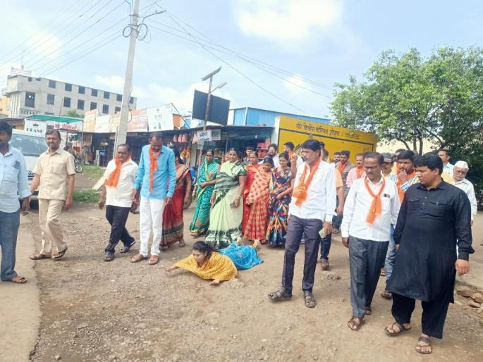 The corporators staged a sit-in protest demanding equal distribution of development funds | विकास निधीवरून नगरसेविकेचे वार्ड ते नगरपंचायतपर्यंत लोटांगण आंदोलन The corporators staged a sit-in protest demanding equal distribution of development funds | विकास निधीवरून नगरसेविकेचे वार्ड ते नगरपंचायतपर्यंत लोटांगण आंदोलन