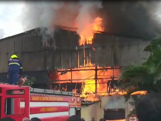 Late Ken Company fire, loss of some crore | लोटेतील केन कंपनीला आग, कोट्यवधींची हानी Late Ken Company fire, loss of some crore | लोटेतील केन कंपनीला आग, कोट्यवधींची हानी