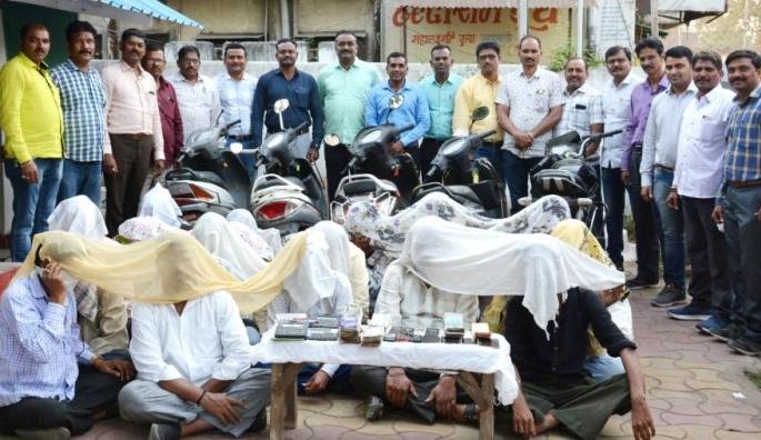 In the foothills of the Lottery Center found mataka den in Nagpur, 20 people are arrested | नागपुरात लॉटरी सेंटरच्या आड मटका अड्डा : २० जणांना अटक In the foothills of the Lottery Center found mataka den in Nagpur, 20 people are arrested | नागपुरात लॉटरी सेंटरच्या आड मटका अड्डा : २० जणांना अटक