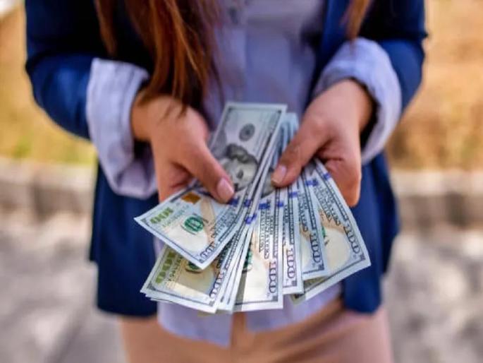 delivery girl lost job no money but suddenly she became mistress of 2 crore | मुलगी दूध खरेदी करण्यासाठी गेली अन् बनली करोडपती; लागली 2.8 कोटींची लॉटरी! delivery girl lost job no money but suddenly she became mistress of 2 crore | मुलगी दूध खरेदी करण्यासाठी गेली अन् बनली करोडपती; लागली 2.8 कोटींची लॉटरी!