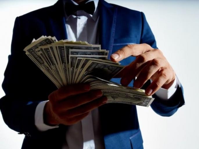 retailer mistake leads to old man winning 25000 dollar every year for life | याला म्हणतात नशीब! क्लार्कच्या एका चुकीमुळे 'तो' बनला करोडपती; रातोरात बदललं आयुष्य retailer mistake leads to old man winning 25000 dollar every year for life | याला म्हणतात नशीब! क्लार्कच्या एका चुकीमुळे 'तो' बनला करोडपती; रातोरात बदललं आयुष्य