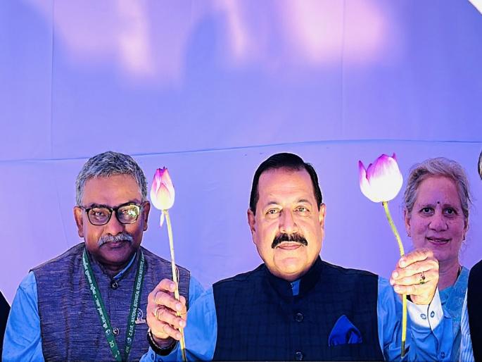 Developed a variety of lotus with 108 petals | १०८ पाकळ्या असलेल्या कमळाची जात विकसित Developed a variety of lotus with 108 petals | १०८ पाकळ्या असलेल्या कमळाची जात विकसित