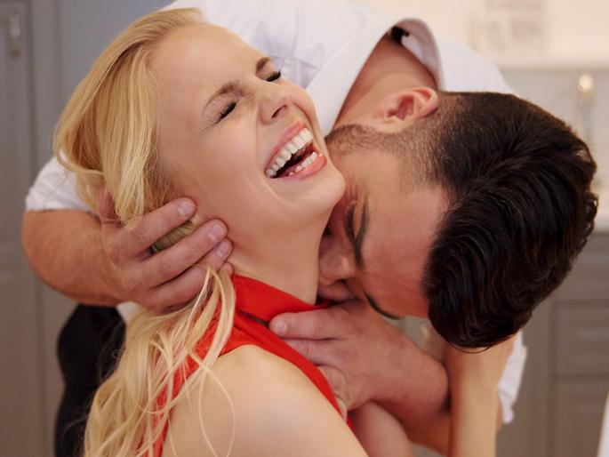 Easy makeup tips to hide love bite marks | लव्ह बाइट चारचौघात चर्चेचा विषय ठरू नये असं वाटत असेल, तर वापरा 'या' खास टिप्स!